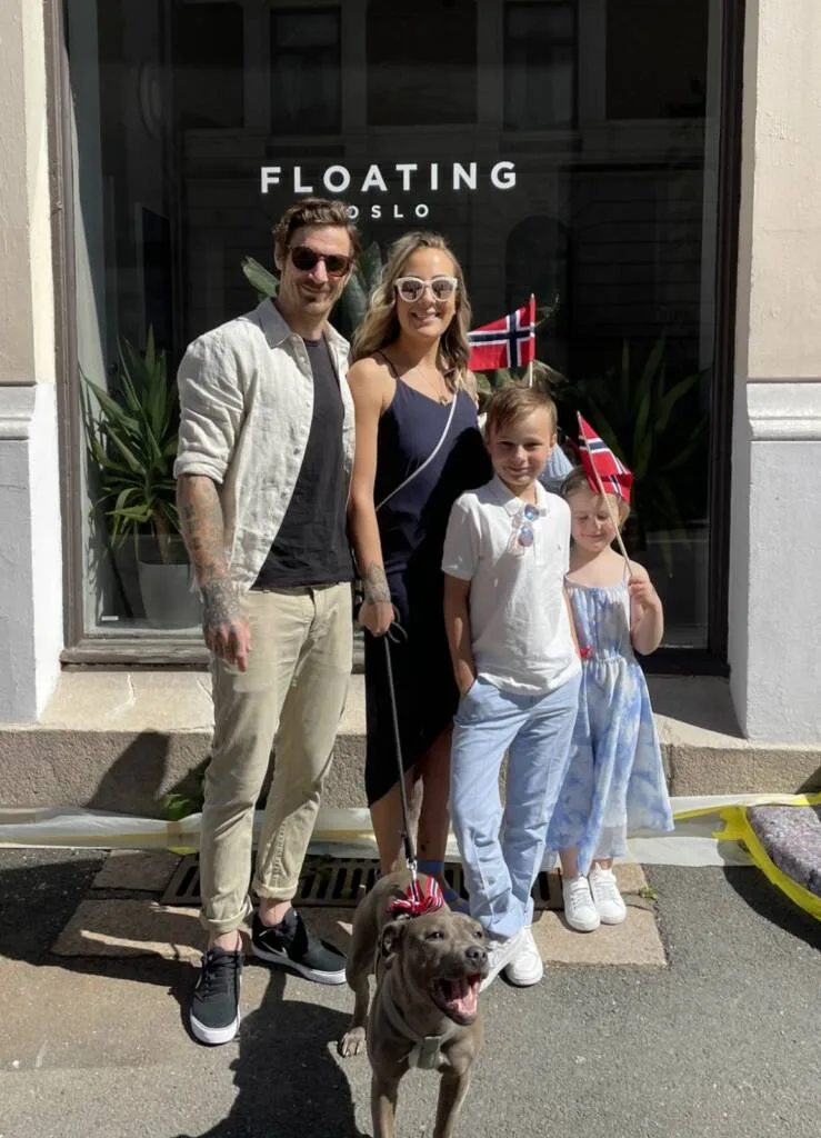 Familien bak Floating Oslo foran inngangen i Uranienborgveien, med hunden Frankie